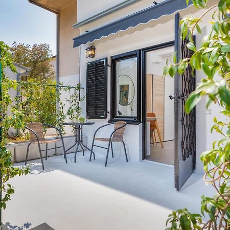 3 Minutes From The Beach: Lovely Studio Apartment Пула Екстериор снимка