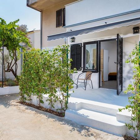 3 Minutes From The Beach: Lovely Studio Apartment Пула Екстериор снимка
