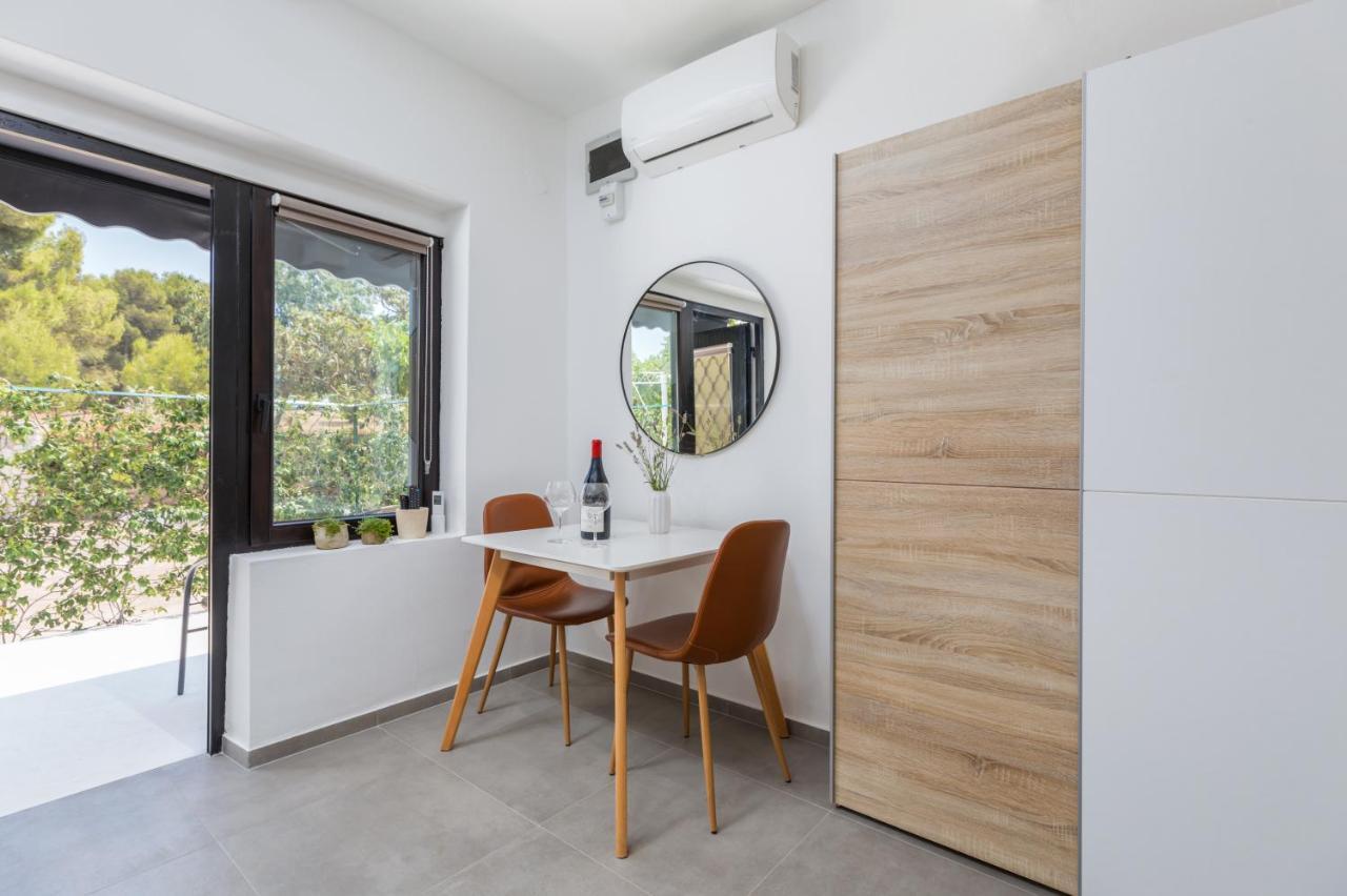 3 Minutes From The Beach: Lovely Studio Apartment Пула Екстериор снимка