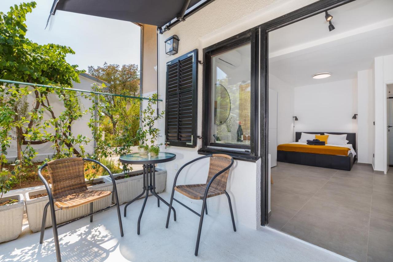 3 Minutes From The Beach: Lovely Studio Apartment Пула Екстериор снимка