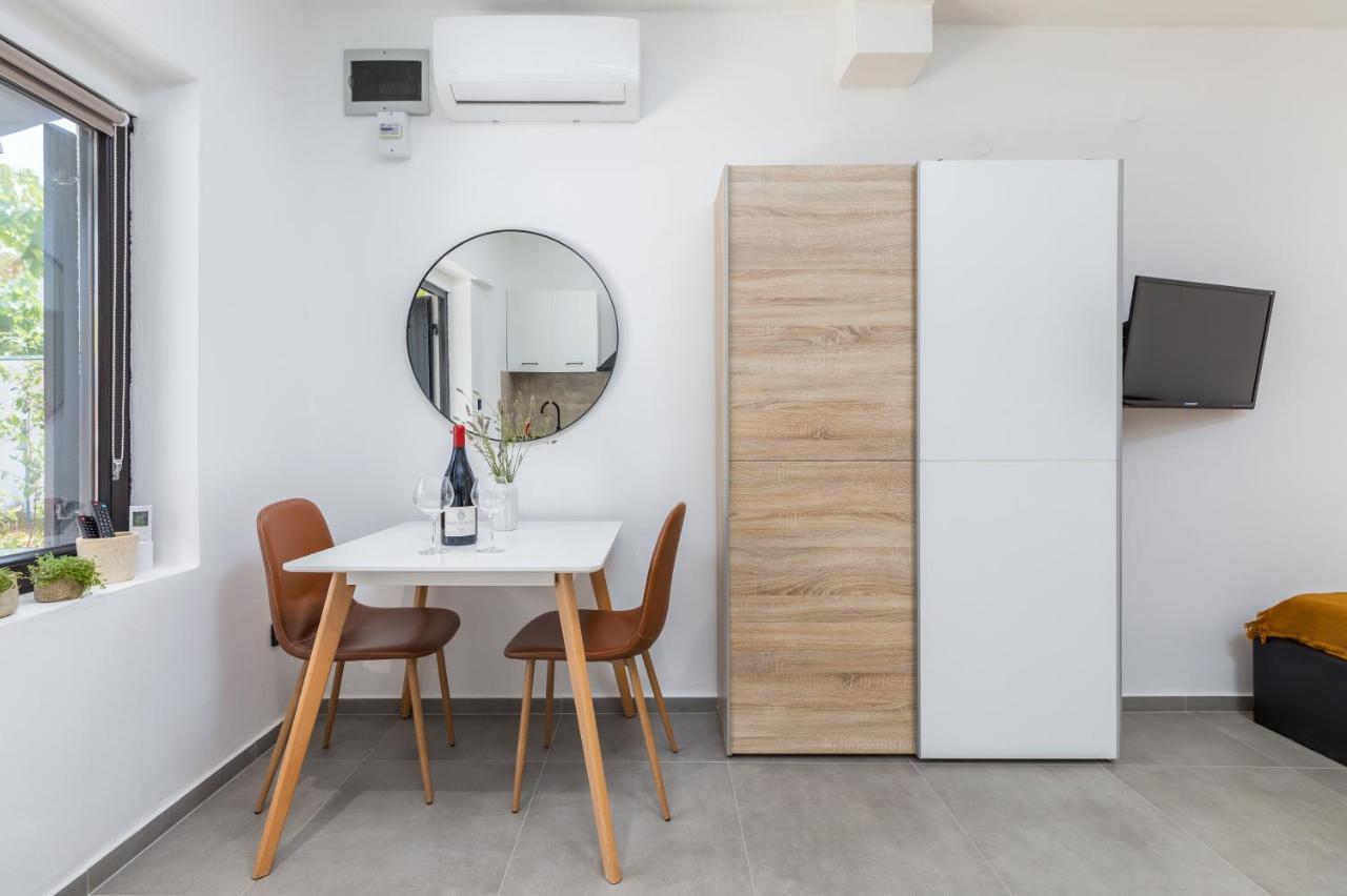 3 Minutes From The Beach: Lovely Studio Apartment Пула Екстериор снимка
