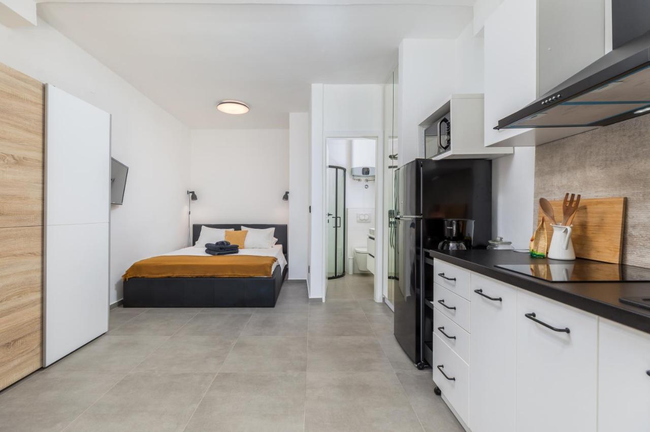 3 Minutes From The Beach: Lovely Studio Apartment Пула Екстериор снимка