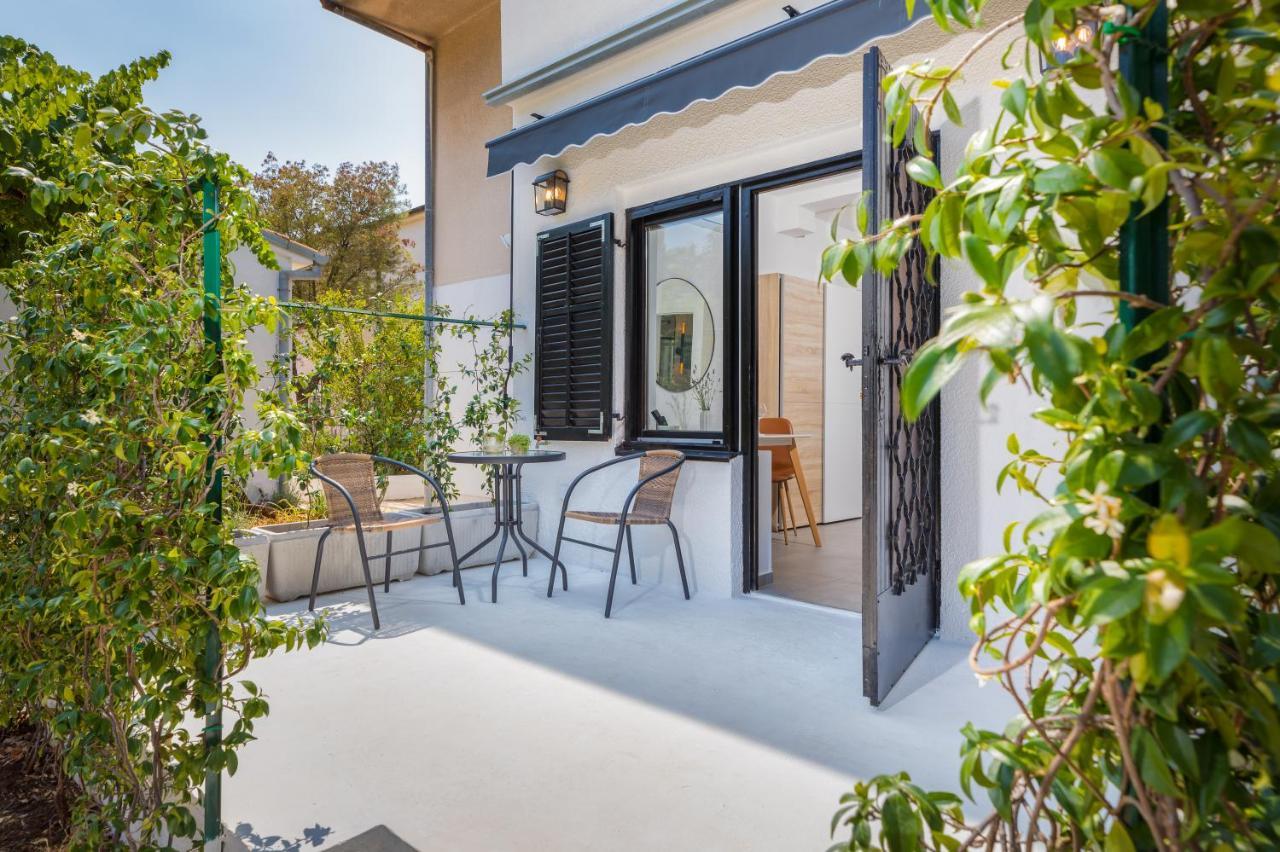 3 Minutes From The Beach: Lovely Studio Apartment Пула Екстериор снимка