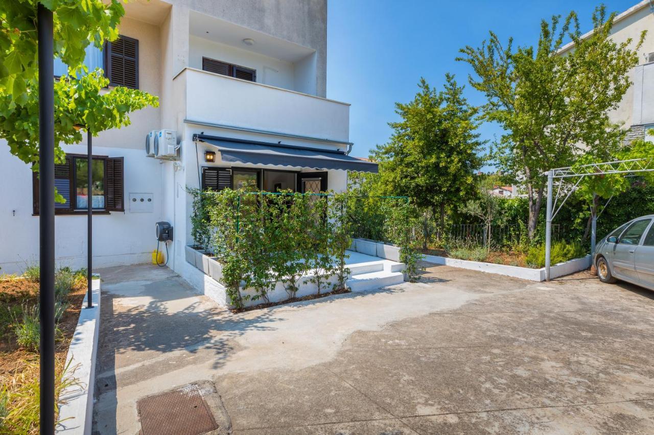 3 Minutes From The Beach: Lovely Studio Apartment Пула Екстериор снимка