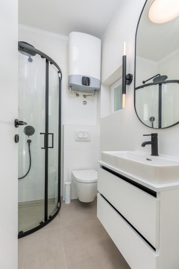 3 Minutes From The Beach: Lovely Studio Apartment Пула Екстериор снимка