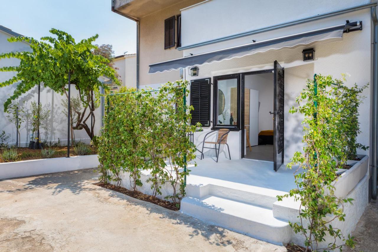 3 Minutes From The Beach: Lovely Studio Apartment Пула Екстериор снимка